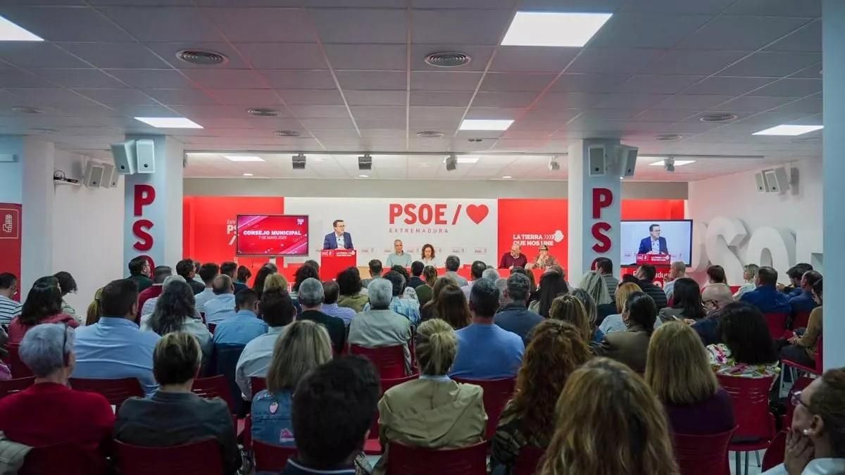 Reunión del Consejo Municipal del PSOE, ayer en Mérida. / CEDIDA