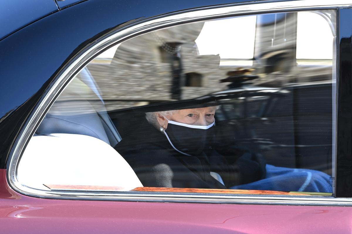 La Reina de Inglaterra llega al castillo de Windsor. 