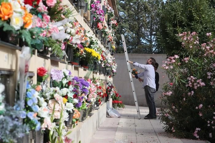 Día de Todos los Santos en el cementerio de Lorca