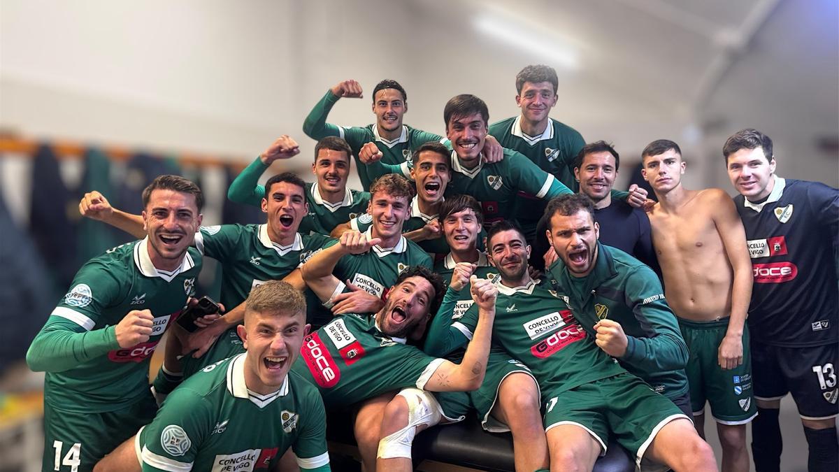 Los jugadores del Coruxo celebran el triunfo.