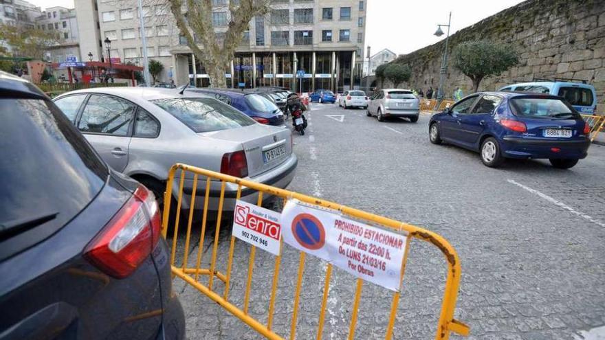 Ayer se instalaron vallas en la plaza de Barcelos para prohibir aparcar y avisar del inicio de la obra. // G. S.