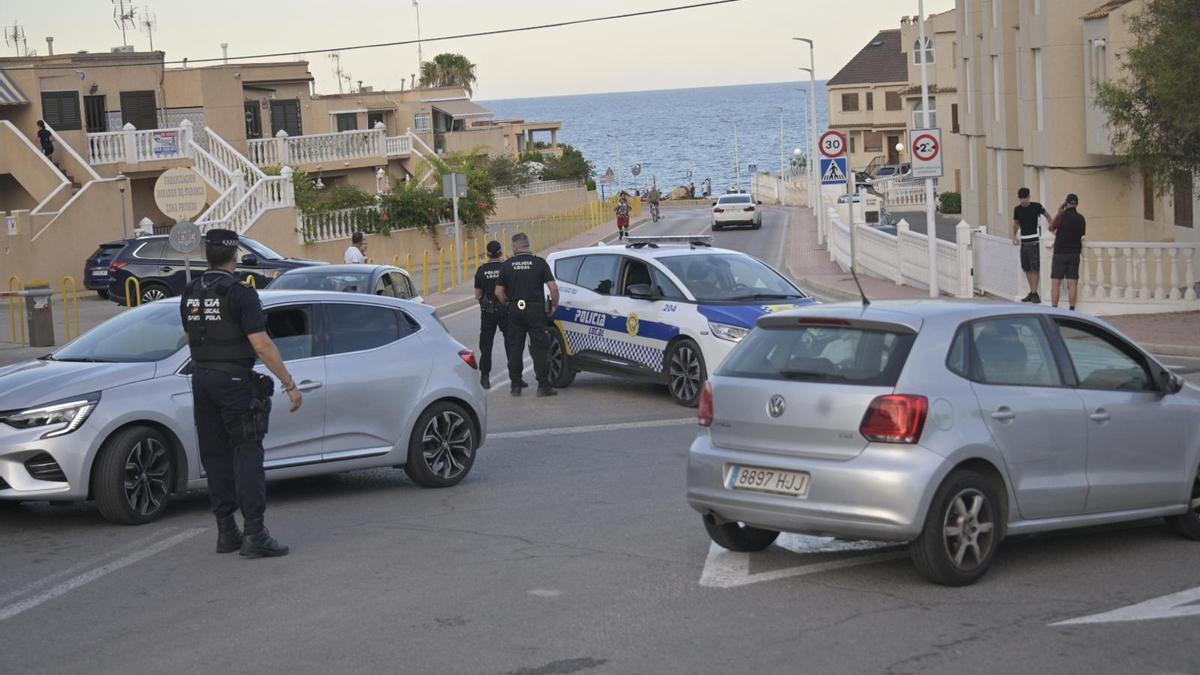 Las imágenes del dispositivo policial para evitar hogueras en las playas de Elche