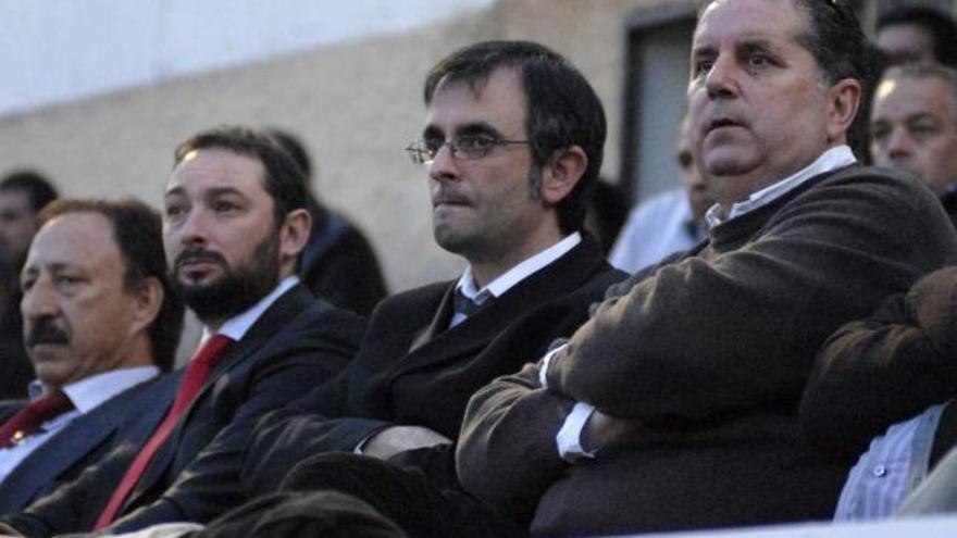 El presidente del Orihuela, Antonio Felices, en el palco del campo de Los Arcos.