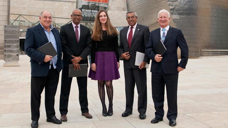 Los miembros de las CIV. De izquierda a derecha: Ronnie Kasrils, Ram Manikkalingam, Fleur Ravensbergen, Satish Nambiar y Chris Maccabe.