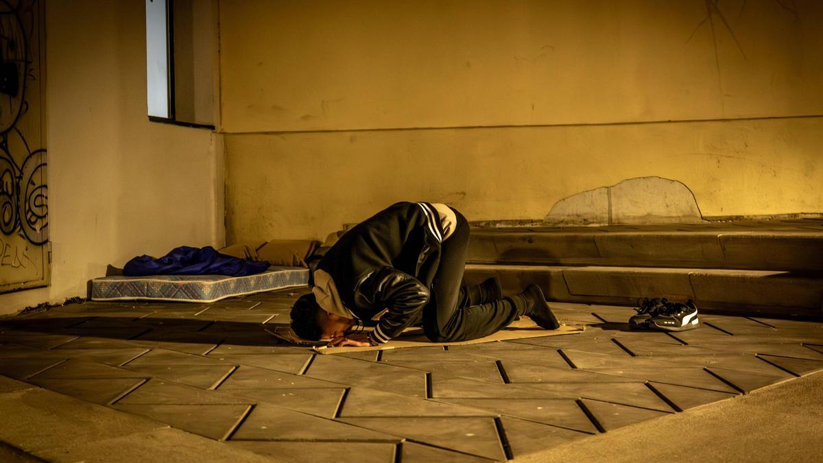 Isham, un hombre sin hogar, rezando en la hora de romper el ayuno islámico.
