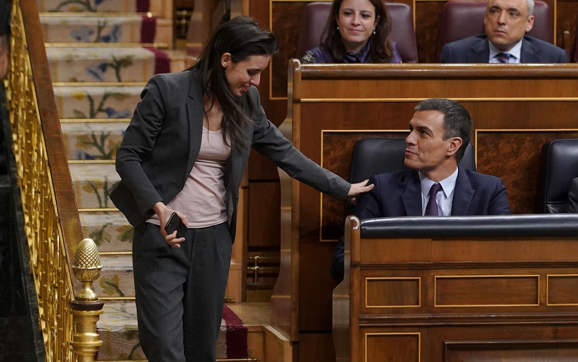 Pedro Sánchez e Irene Montero durante un pleno en el Congreso FOTO JOSÉ LUIS ROCA