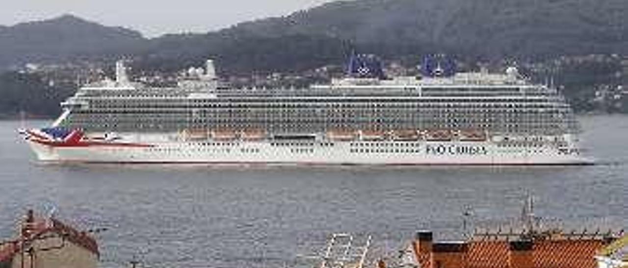 El &quot;Britannia&quot;, ayer, en Vigo. // J.S.