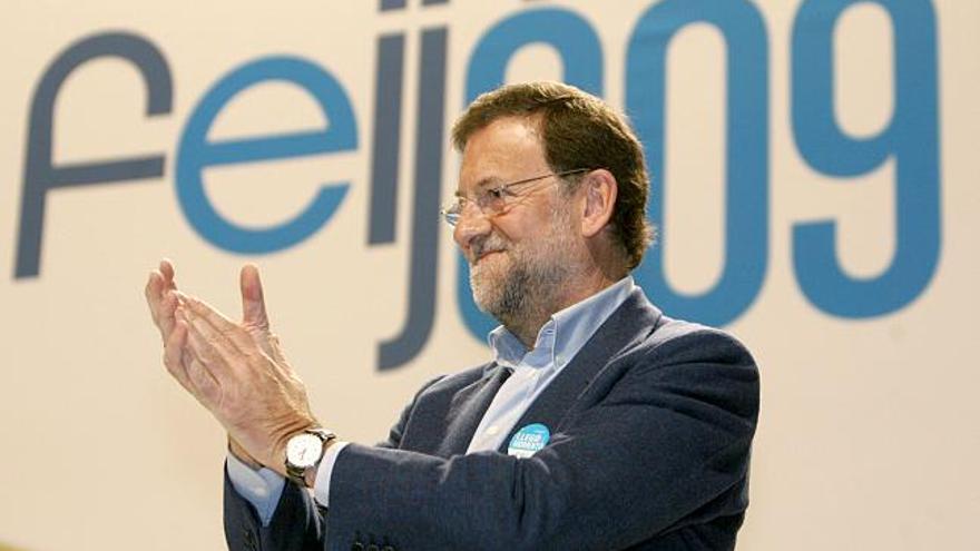 El presidente nacional del PP, Mariano Rajoy, aplaude durante el acto en el que el presidente del PPdeG, Alberto Núñez Feijóo, ha sido proclamado hoy candidato de este partido a la Presidencia de la Xunta. EFE/X. Rey