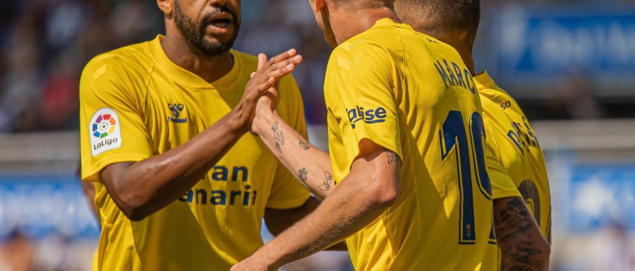 Sidnei da Silva, de frente, felicita a Marc Cardona tras el gol del catalán en el partido frente al Deportivo Alavés en Mendizorroza. | | LOF