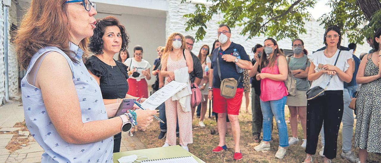 Llamamiento de los opositores que se presentaron a las pruebas de maestros el pasado mes de junio en el IES Laboral, en Cáceres.