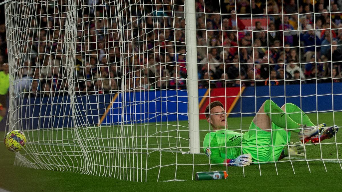 Barcelona 19.03.2023. Deportes. Ter Stegen tras encajar el primer gol durante ‘el clásico’, el partido de liga entre el FC Barcelona, Barça, y el Real Madrid. Fotografía de Jordi Cotrina