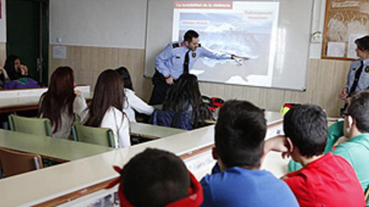 Unos mossos imparten una charla sobre violencia de género en una escuela de Mollet