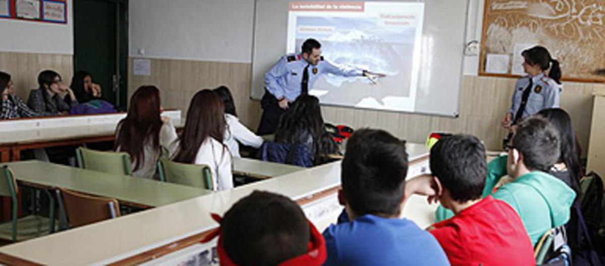 Uns mossos imparteixen una xerrada sobre violència de gènere en una escola de Mollet