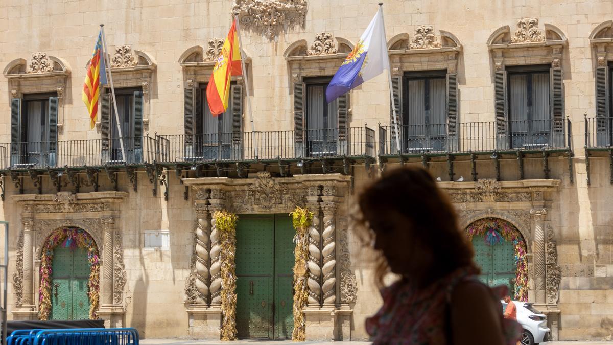 El balcón del Ayuntamiento de Alicante, esta mañana ya sin la pancarta del Orgullo
