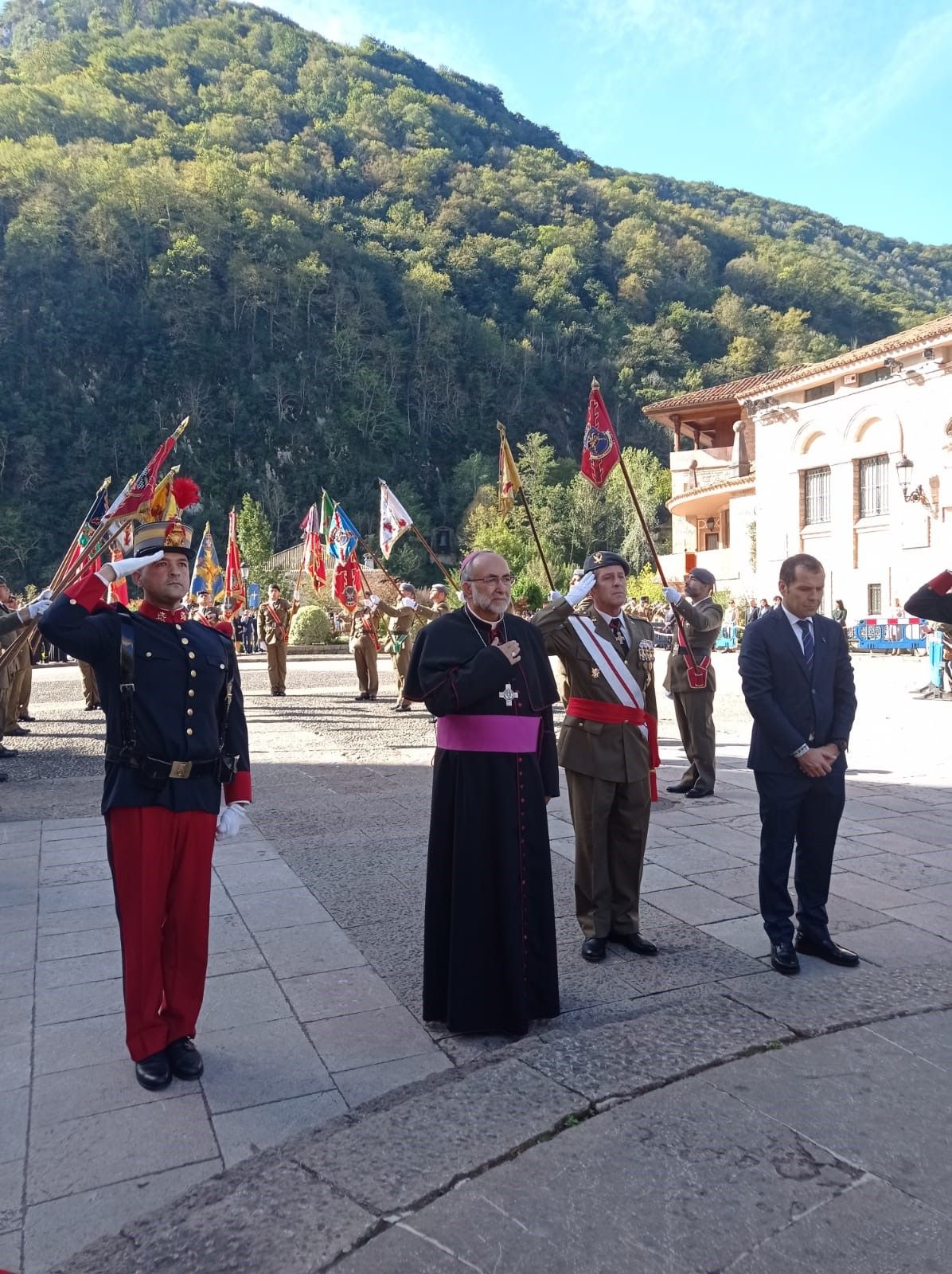 Multitudinaria jura de bandera en Covadonga, con imágenes para la historia en el real sitio