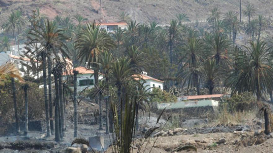 Un pueblo asediado por el fuego