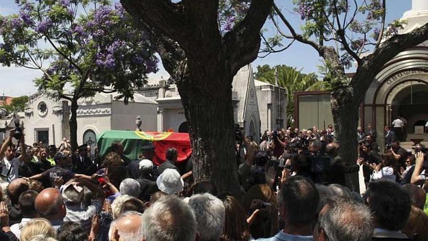 El féretro del escritor José Saramago llega al cementerio del Alto de San Juan.