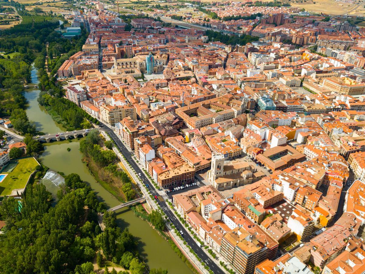Vista panorámica desde el dron en la ciudad de Palencia. España