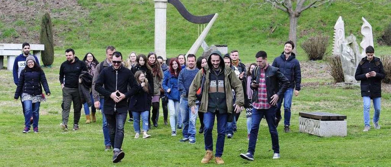 Participantes en el curso organizado por Aporía después de una de las clases celebradas ayer. // Bernabé/Javier Lalín