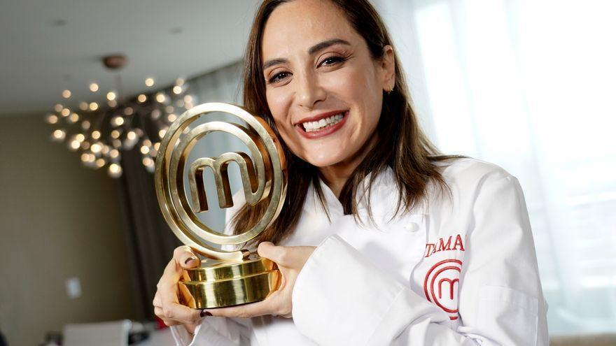 Tamara Falcó, con el premio de &#039;MasterChef Celebity&#039;.