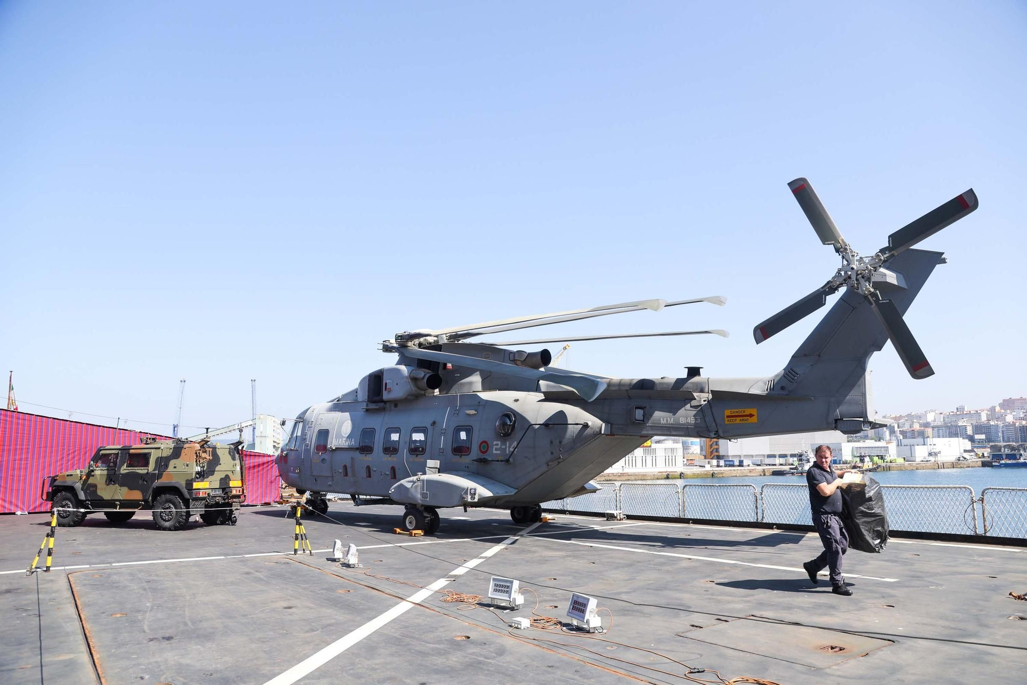 El buque 'San Giorgio', de la Armada de Italia, atraca en A Coruña en una visita no oficial