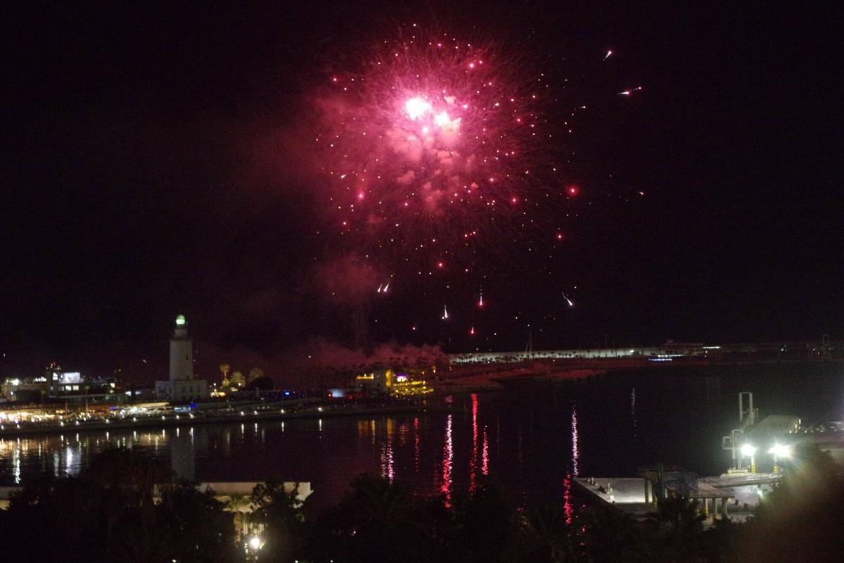 Fuegos de inicio de la Feria de Málaga desde desde el hotel Catalonia Molina Lario Fuegos de inicio de la Feria de Málaga desde desde el hotel Catalonia Molina Lario