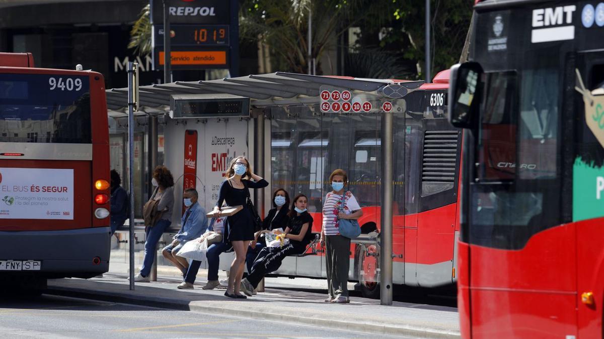 Un grup d&#039;usuàries espera l&#039;autobús en una parada del centre de València. | M.A.MONTESINOS