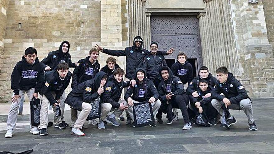 L&#039;equip de l&#039;institut Gozaga de Washington davant la basílica de la Seu