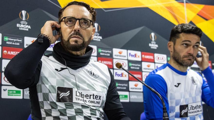 El entrenador del Getafe José Bordalás (i), y el delantero del Getafe Jorge Molina, en la previa al encuentroante el Ajax de Amsterdam