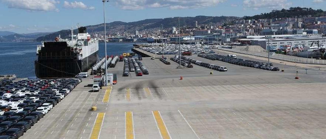 La terminal Ro-Ro de Bouzas, vacía, tras el paro del sector de automoción. // Ricardo Grobas