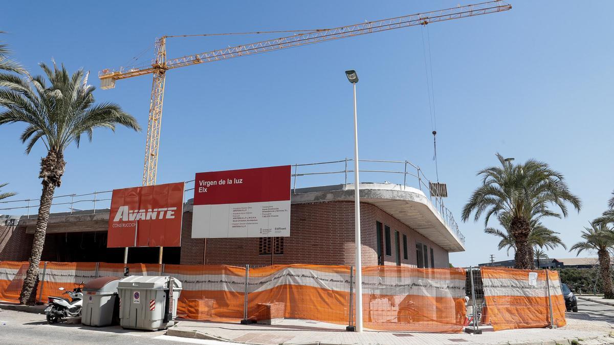 Trabajos este martes en el nuevo centro del Virgen de la Luz en Elche.