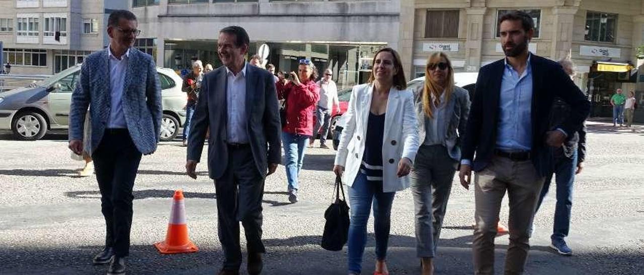 Caballero con los concejales Ángel Rivas, Nuria Rodríguez, María Lago y Gorka Gómez.