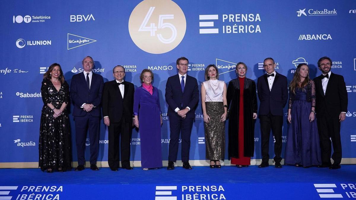 Natalia Chueca, alcaldesa de Zaragoza; Jorge Azcón, presidente de Aragón; Javier Moll, presidente de Prensa Ibérica; Arantza Sarasola, vicepresidenta de Prensa Ibérica; Alberto Núñez Feijóo, presidente del Partido Popular; Ainhoa Moll, adjunta a la Presidencia y directora editorial de Prensa Ibérica; María Guardiola, presidenta de Extremadura; Gauden Villas, diplomático, y Usoa Arregui junto a su pareja, Aitor Moll, consejero delegado de Prensa Ibérica.