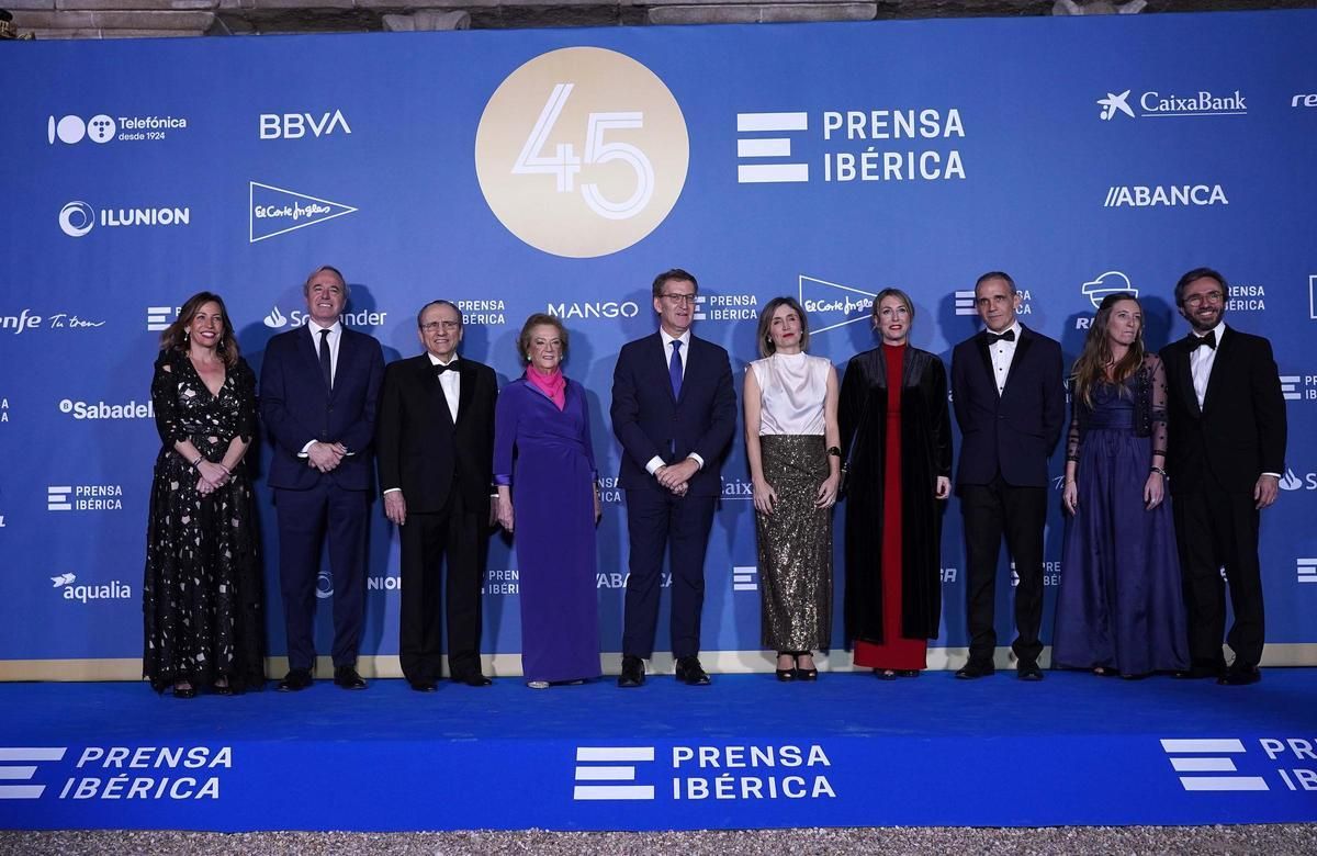 Natalia Chueca, alcaldesa de Zaragoza; Jorge Azcón, presidente de Aragón; Javier Moll, presidente de Prensa Ibérica; Arantza Sarasola, vicepresidenta de Prensa Ibérica; Alberto Núñez Feijóo, presidente del Partido Popular; Ainhoa Moll, adjunta a la Presidencia y directora editorial de Prensa Ibérica; María Guardiola, presidenta de Extremadura; Gauden Villas, diplomático, y Usoa Arregui junto a su pareja, Aitor Moll, consejero delegado de Prensa Ibérica.