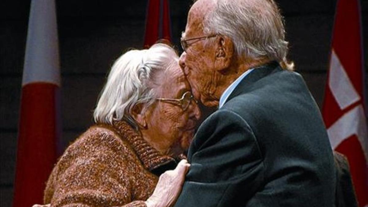 Josefina, la viuda de Camacho, con Santiago Carrillo.