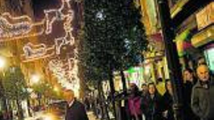 Decoración navideña en una calle de Gijón.