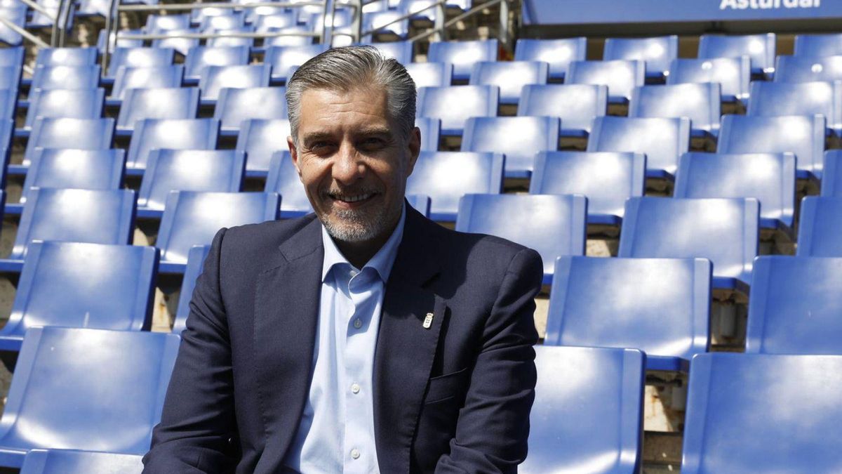 Martín Peláez, en las gradas del Carlos Tartiere.  |