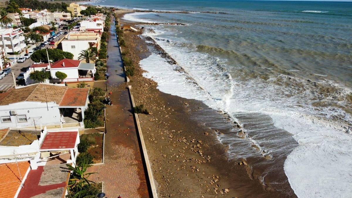 Imagen aérea tomada por un dron en la que se observa cómo el oleaje volvió a empapar el paseo marítimo en Almenara.