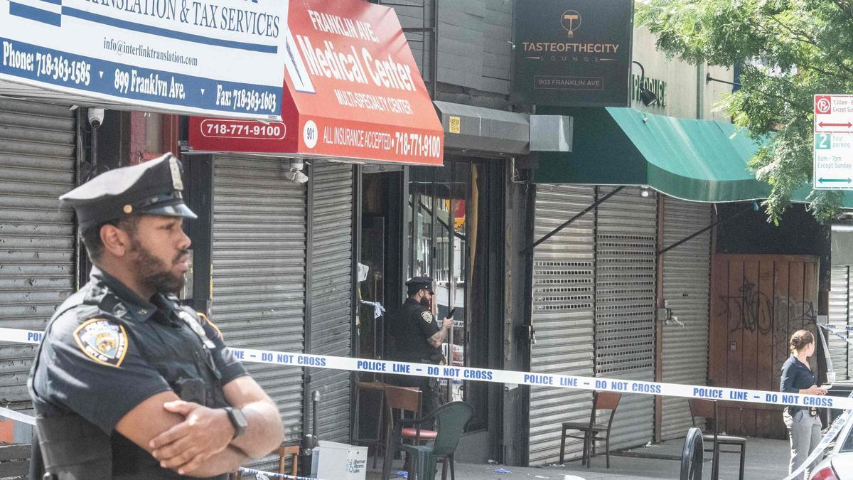 Çetelere bağlı bir New York kulübünde ateş etmek üç ölü ve dokuz yaralı