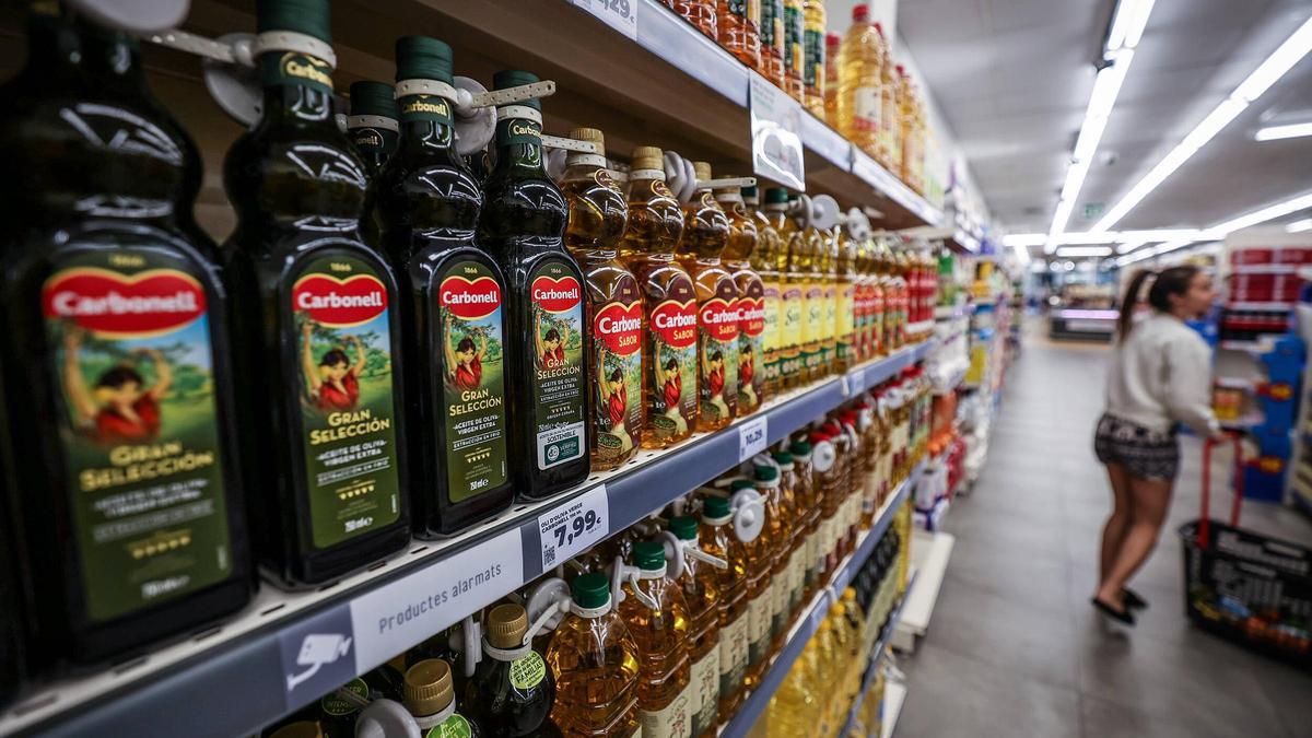 La estantería de los aceites en un supermercado de Barcelona a finales de agosto.