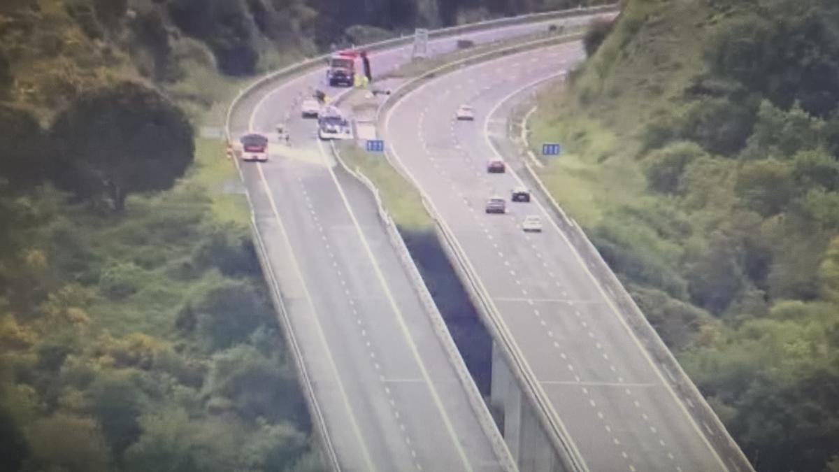El tráiler accidentado sobre la mediana de la A-52 a la altura de Allariz.