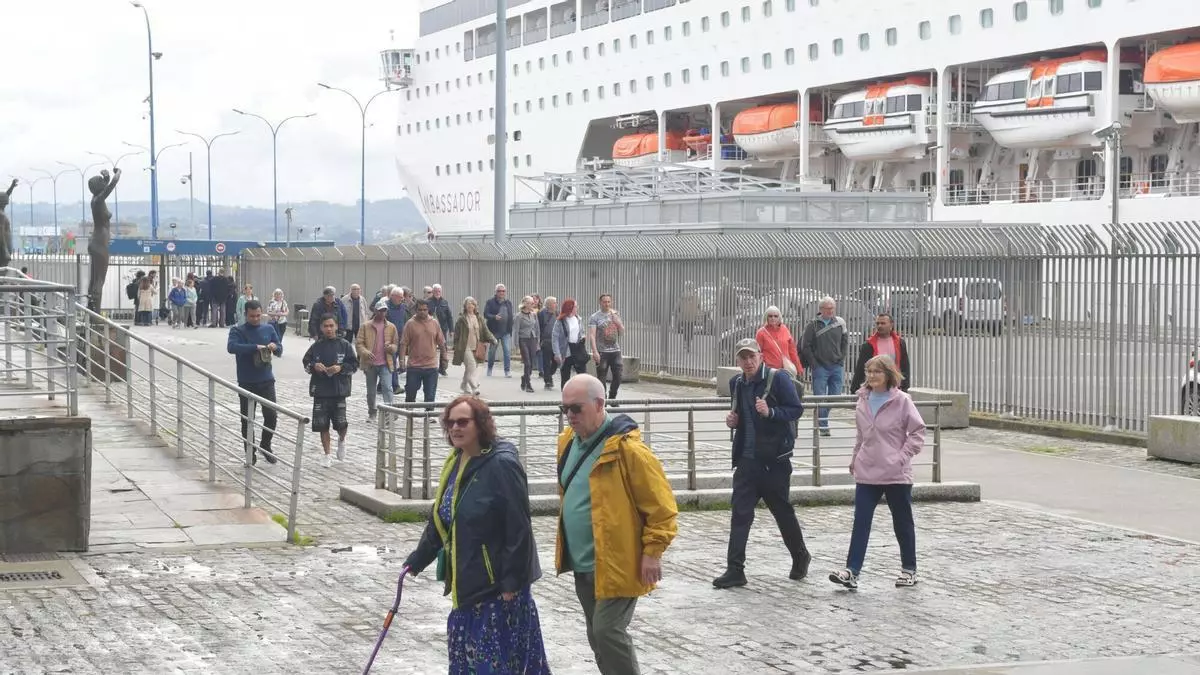 El pasaje del 'Ambition' desembarca tras autorizar Sanidad que pueden visitar A Coruña