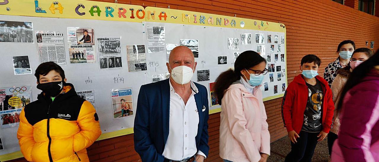 El exboxeador Enrique Rodríguez Cal, “Dacal”, durante su visita al colegio de La Carriona-Miranda el pasado mes de marzo, ante el mural que confeccionó el alumnado de sexto. | Mara Villamuza