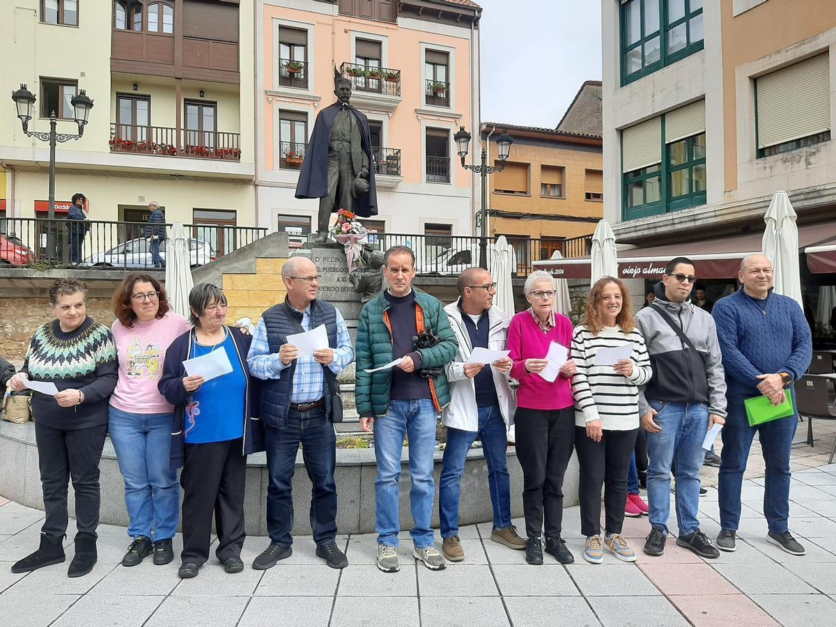 Por la izquierda, Aurora Antón, Verónica Uceda, Teresa Mianda, Avelino Suárez, Juan García, Pedro Fernández, Eva María Vigil, Begoña García, Miguel del Amo e Higinio Uría