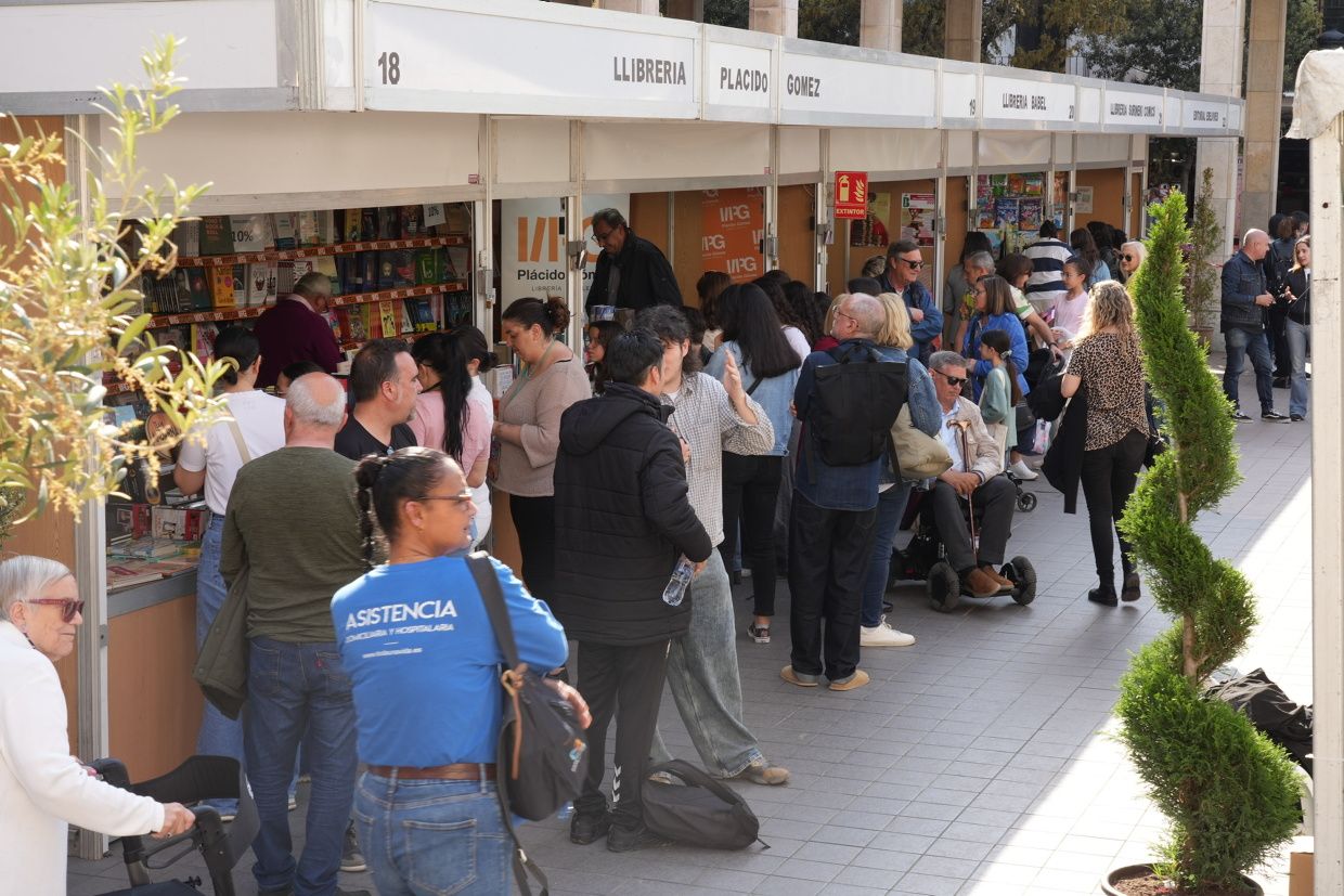 Los libros, protagonistas en la plaza Santa Clara de Castelló