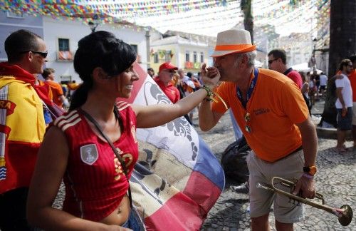 Las aficiones de España y Holanda animan el ambiente en Salvador de Bahía