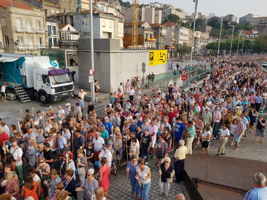 Miles de fieles acompañan a la imagen del nazareno en la tradicional procesión por el centro de la ciudad con principio y final en la Colegiata.