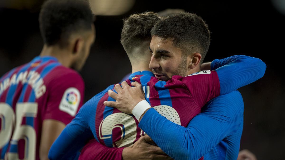 Ferran Torres felicitado por Gavi tras anotar de penalti el primer gol ante Osasuna