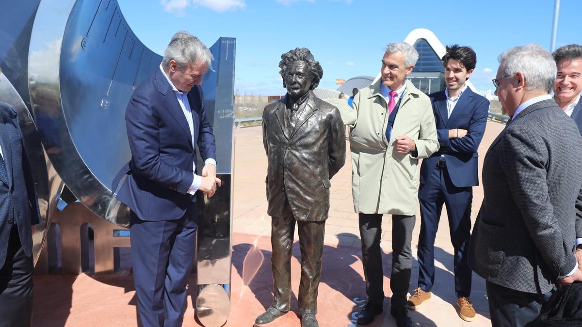 Momento del descubrimiento de la estatua de Einstein en Zaragoza.