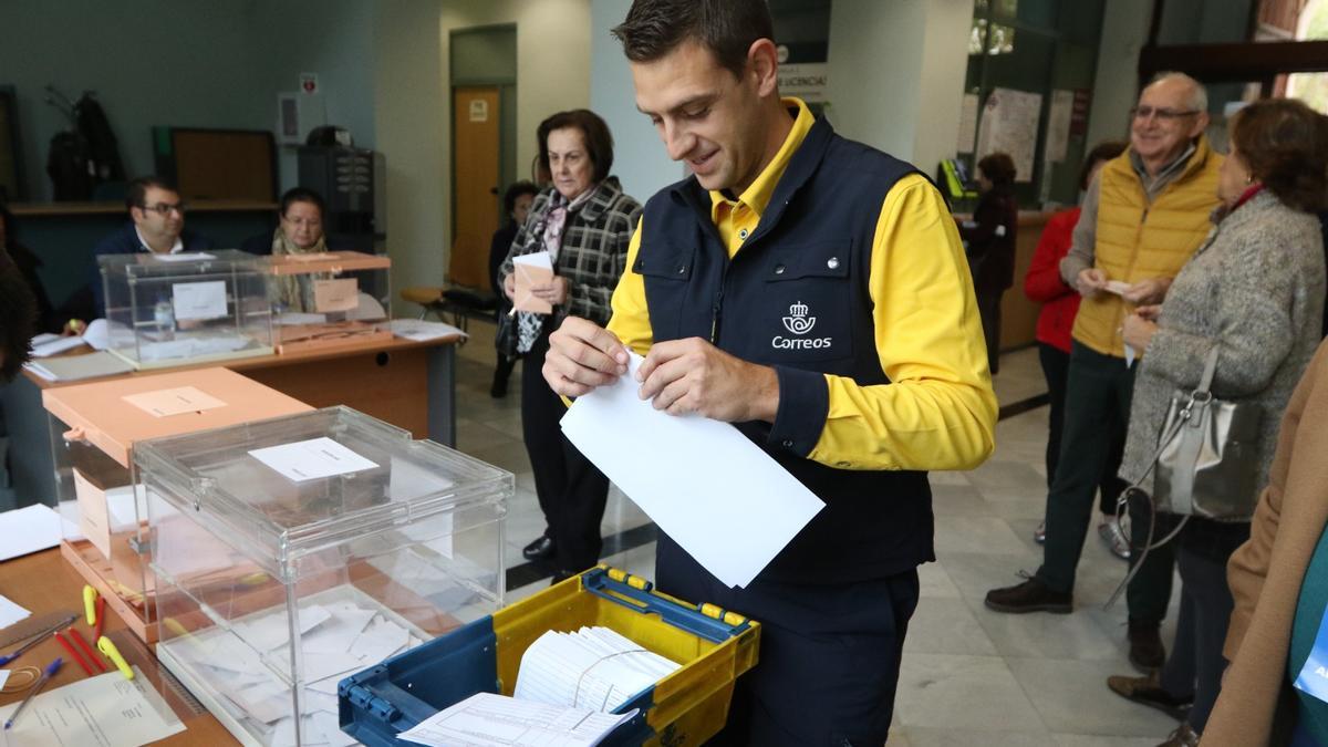 Un trabajador de Correos, en un colegio electoral en los comicios andaluces del 2018.